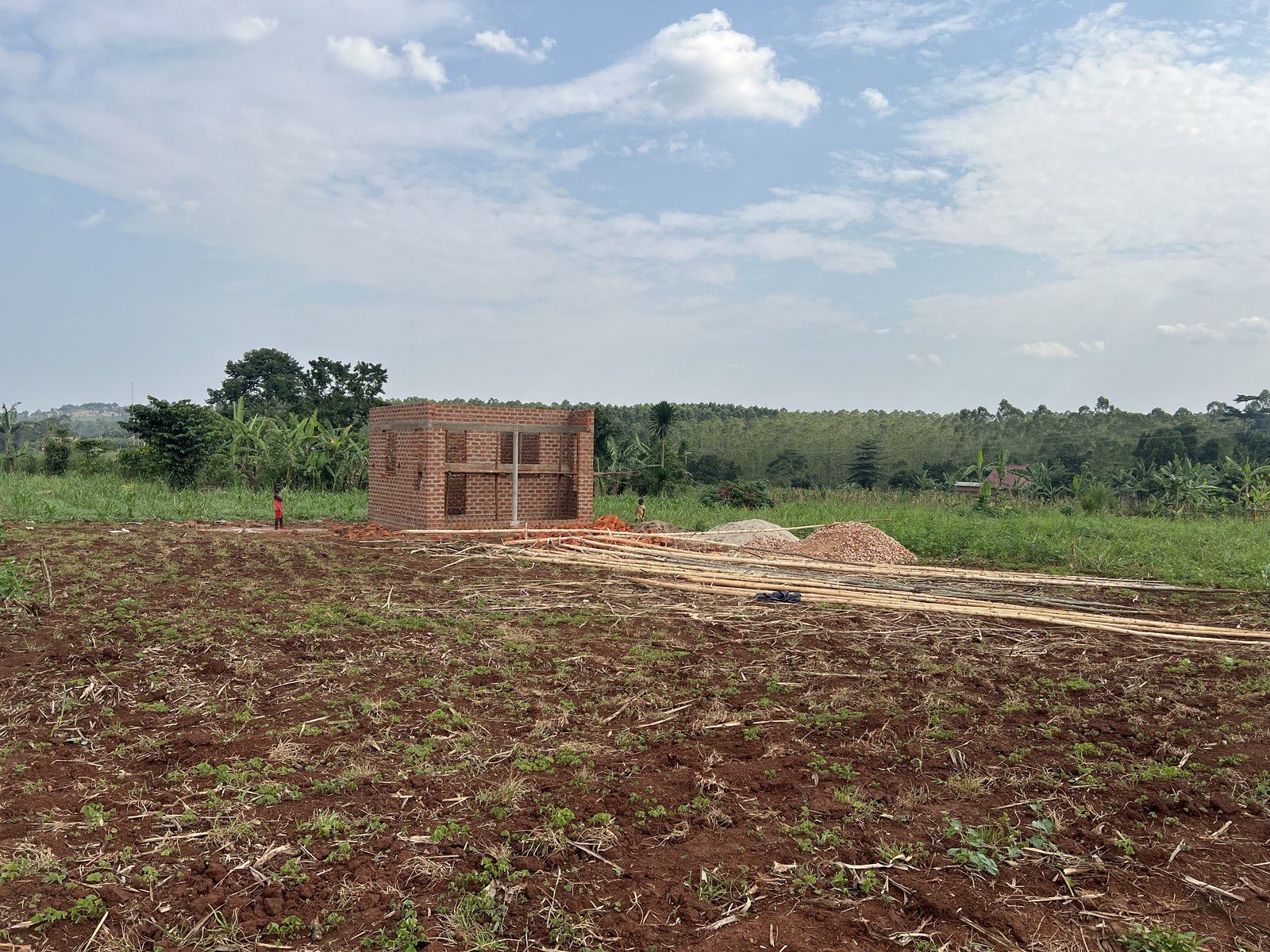 Het in augustus 2024 aangekochte perceel in Jinja