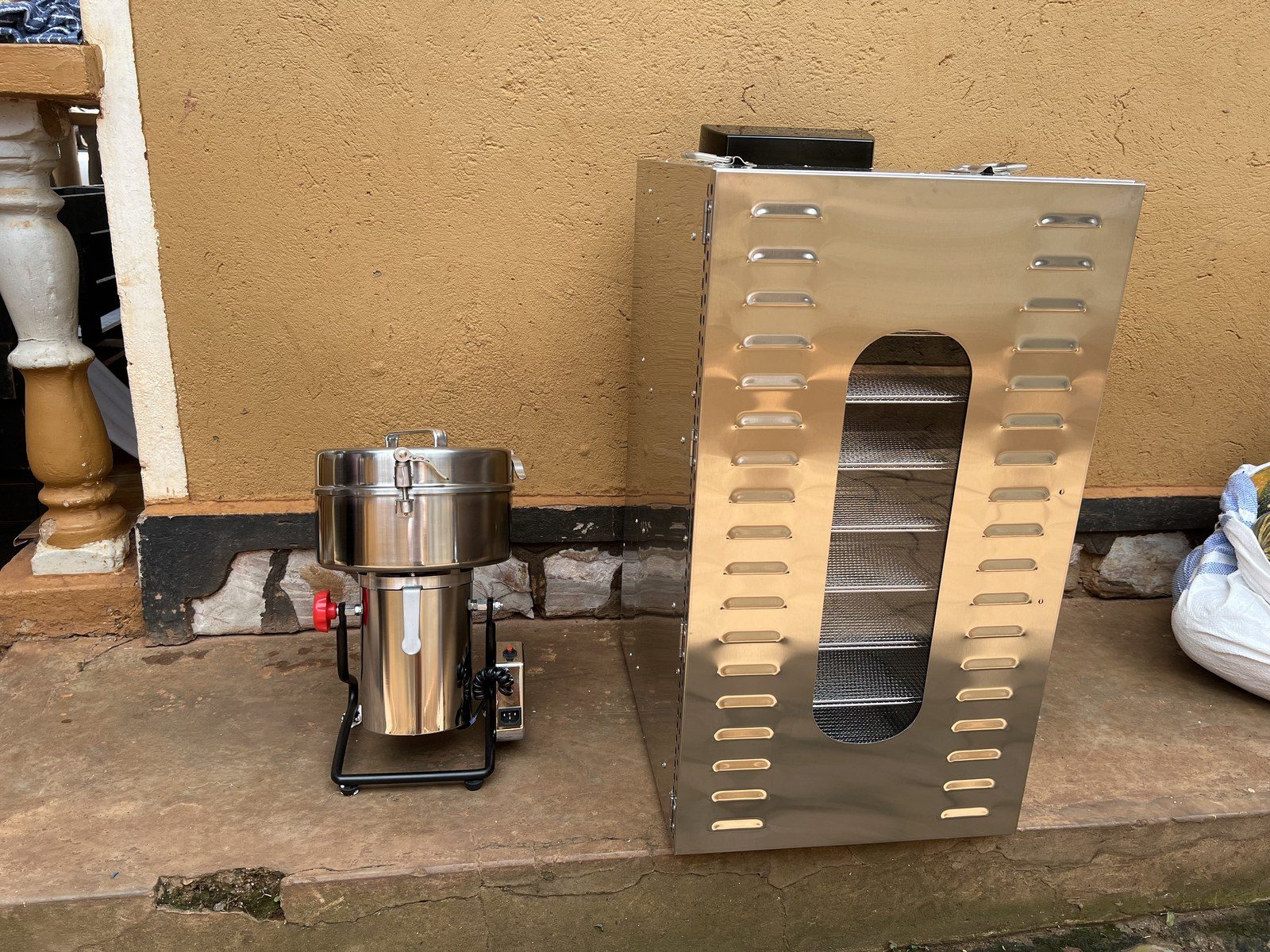 De maalmolen en fruitdroger van de productielijn voor voedzame pap in Jinja