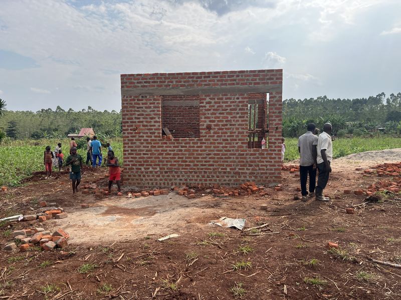 Werk aan de opslagruimte op het perceel in Jinja