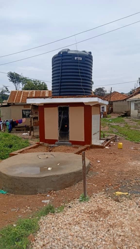 Het afgewerkte tapgebouw van de waterput in Muchanga