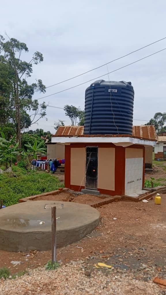 De waterput van Muchanga na oplevering, met de afgedekte put op de voorgrond