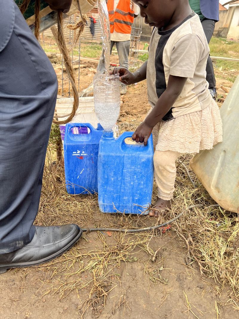 Kinderen van Muchanga halen het eerste water uit de nieuwe waterput