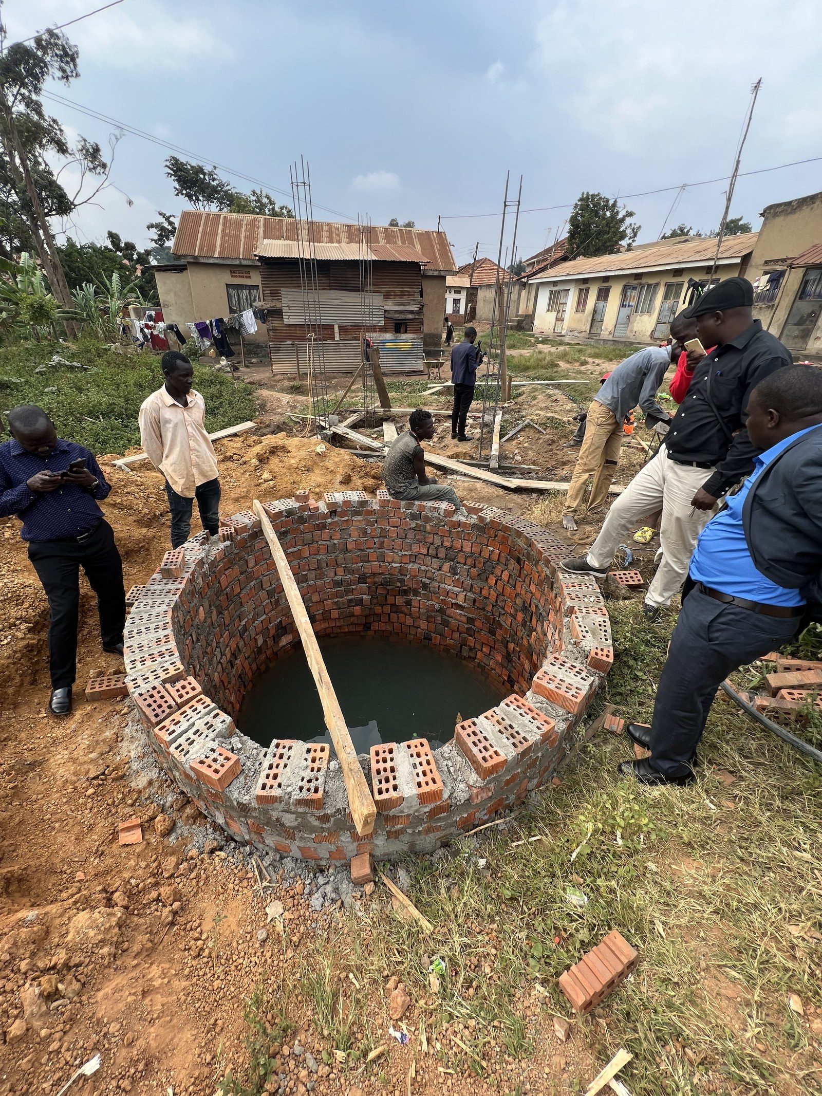 De ringmetselwerk-put in Muchanga tijdens de bouw